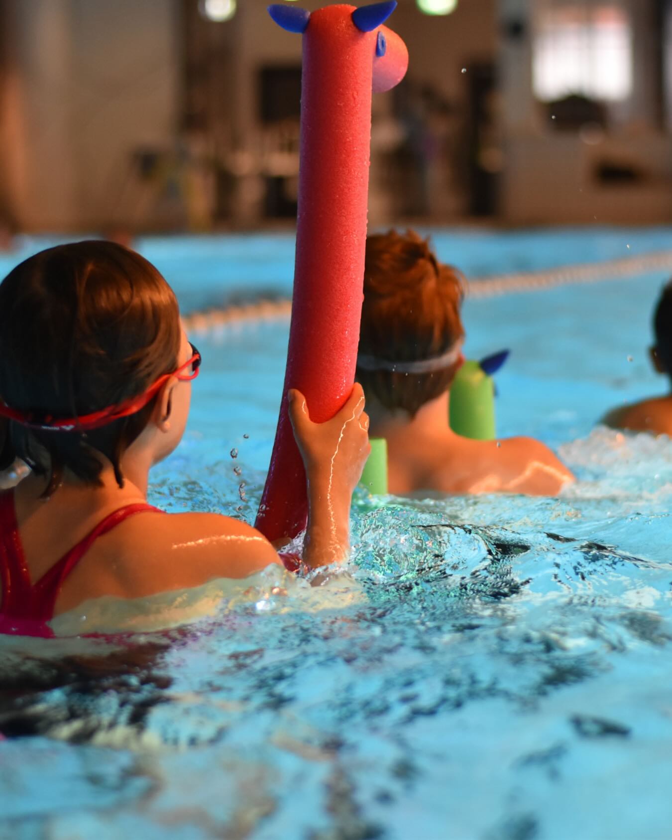 Schwimmabzeichentage 2025 I Schwimmen lernen & Sicherheit gewinnen! 🩵
Vom 14. bis 22. Juni 2025 finden die bundesweiten Schwimmabzeichentage statt - eine großartige Gelegenheit für Menschen aller Altersgruppen, ihre Schwimmfähigkeiten zu testen und ein offizielles Schwimmabzeichen zu erwerben.
🏊♀️Warum ist das so wichtig?
In Deutschland verlassen leider immer noch viele Kinder die Grundschule ohne sichere Schwimmfähigkeiten. Die Schwimmabzeichentage setzen ein starkes Zeichen für mehr Schwimmsicherheit und sorgen dafür, dass jede:r im Wasser sicher unterwegs ist!
❗️Vereine & Schwimmbäder aufgepasst!
Macht mit und zeigt, was ihr könnt! Seid Teil dieser wichtigen Aktion und fördert gemeinsam die Schwimmfähigkeit in Deutschland.
Seid dabei & setzt ein Zeichen für mehr Schwimmsicherheit! Weitere Infos findet ihr im Link in unserer Story.
#lsn #landesschwimmverbandniedersachsen #niedersachsen #schwimmenlernen #schwimmen #schwimmabzeichentage #schwimmabzeichen