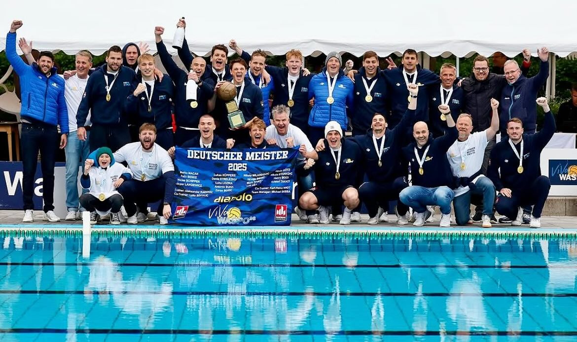 DEUTSCHER MEISTER🏆
Der niedersächsische Bundesligist hat seine beeindruckende Erfolgsserie fortgesetzt und sich am Samstag den Titel des Deutschen Wasserball-Meisters gesichert.
Mit einem souveränen 3:0 in der Best-of-Five-Serie gegen Spandau 04 dominierte Waspo 98 die Serie von Beginn an und ließ keinen Zweifel an der eigenen Klasse aufkommen. Im Finalspiel besiegte das Hannoveraner Team die Gegner aus Spandau und krönte damit eine perfekte Saison: Die Mannschaft blieb in allen 17 Spielen ungeschlagen. Zudem sicherte sie sich bereits im März den DSV-Pokal und vollendete damit das Double. Mega!!!🤯🤩
Herzlichen Glückwunsch zu dieser konstant starken Leistung!!
📸 @powerflo
#lsn #landesschwimmverband #niedersachen #pokalfinale #deutschermeister #waspo