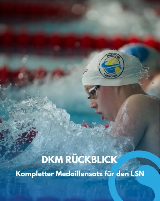 Deutsche Kurzbahnmeisterschaften | Recap🥇
Im fünften Jahr in Folge sprangen die schnellsten Schwimmerinnen Deutschlands in das Wasser der Wuppertaler Schwimmoper. Auch in diesem Jahr waren die niedersächsischen Vereine stark vertreten: 104 Aktive aus 26 LSN-Vereinen gingen an den Start.👏🏻
Nach vier Wettkampftage kehrte der LSN mit einem kompletten Medaillensatz, vielen Bestzeiten und jeder Menge Topplatzierungen zurück:
🥇 für @lilly.wlbm über 50 m Brust (00:30,95)
🥈 für @alena.gmc @alina_mey0 @seikiimo @lilly.wlbm mit der 4×50m Freistil Staffel (1:44,18)
🥉 für @alena.gmc @alina_mey0 @anisa_sbvc @lilly.wlbm mit der 4×50m Lagen (1:54,08)
Neben Lillys DKM-Titel, den Staffelmedaillen und vielen weiteren Highlights, hatte auch @alina_mey0 jeden Grund zur Freude. Die 15-Jährige stellte gleich drei neue Landesjahrgangsrekorde (50m, 100m Schmetterling & 200m Lagen) auf.
ℹ️ Für mehr Infos & Highlights schaut gerne auf unserer Homepage vorbei. Hier findet ihr zu jedem Tage einen ausführlichen Bericht.
📸 Ein großes Dankeschön geht an @patrickwallbaum_fotografie , der während der gesamten Meisterschaften vor Ort war und wie immer, viele tolle Momente festgehalten hat.
#lsn #dkm #deutschekurzbahnmeisterschaften #schwimmen #niedersachsen