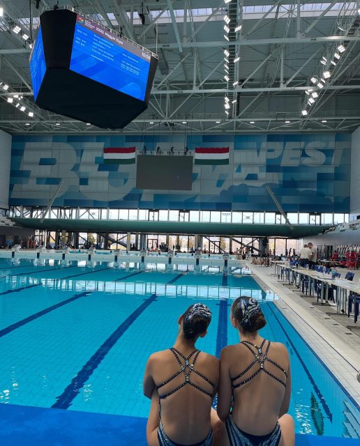 Top-Platzierungen beim Hungarian Cup | LSN-Synchros in Budapest unterwegs🇭🇺
Unsere LSN-Synchros waren am vergangenen Wochenende beim hochkarätigen Hungarian Cup in Budapest am Start und haben sich mit den Top-Synchronschwimmerinnen auf internationaler Ebene gemessen. Für Niedersachsen gingen Mia Witkowski und Valeri Voytka an den Start. Mit dabei war ebenfalls ihre Trainerin Anna Kasterina.
Die Ergebnisse im Überblick:
🌟Technisches Duett: 187,75 Punkte – Platz 6
🌟 Freies Duett: 127,10 Punkte – Platz 5
Wir freuen uns über diese spitzen Platzierungen sowie die insgesamt tolle Entwicklung im bisherigen Saisonverlauf! Herzlichen Glückwunsch an Mia, Valeri und Anna!
🔜 Als Nächstes stehen für die niedersächsischen Synchros der NSV Leveltest und der NSV Kürpokal an – wir wünschen viel Erfolg für die kommenden Starts.
#lsn #landesschwimmverbandniedersachsen #niedersachen #synchronschwimmen #hungariancup