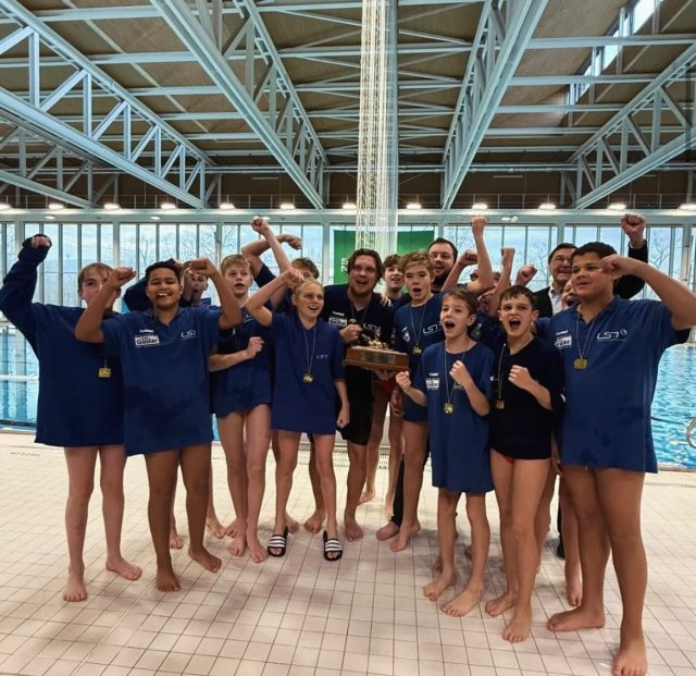 Gold & Top-10-Platzierung für Niedersachsen | Nico Trophy 🏆
Bei der Nico Trophy in Stuttgart überzeugte unsere männliche LSN-Auswahl und holte sich erneut den Turniersieg! Mit Spielern aus vier niedersächsischen Vereinen (White Sharks Hannover, Hellas Hildesheim, SpVg Laatzen, Wolfenbütteler SV) und dem Trainerteam Marvin Wawoczny & Rafael Nawrat zeigte die Mannschaft eine tolle Teamleistung: souveräne Vorrundenspiele, nur wenige Gegentore und ein hart erkämpfter Halbfinalsieg gegen Brandenburg. Im Finale wartete dann Sachsen – auch hier nutzten die LSN-Wasserballer ihre Chancen konsequent und setzten sich am Ende klar mit 5:1 durch.
Das Team konnte sich somit nach 2024 erneut auf die Siegerliste dieses tollen Turniers eintragen. Glückwunsch an euch alle!🙌
Auch unsere niedersächsischen Wasserballerinnen waren erfolgreich unterwegs: Martha Heppler und Lina Kokartis waren Teil der weiblichen U13-DSV-Auswahl und sammelten beim Turnier wertvolle Erfahrungen. Nach insgesamt sechs Duellen sicherten sich die jungen Athletinnen einen tollen 9. Platz und landeten somit unter den Top 10 des Turniers. Super gemacht!!🤽🏼♀️
🔗 Den ausführlichen Bericht findet ihr auf unserer Homepage.
#lsn #landesschwimmverbandniedersachsen #niedersachen #nicotrophy #wasserball