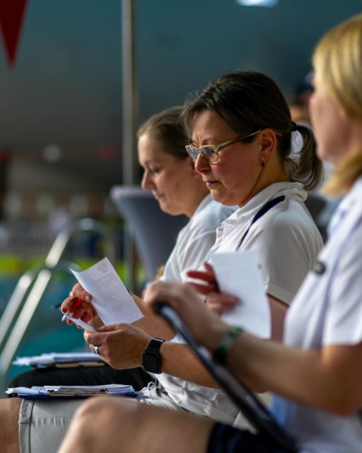 Tag des Ehrenamts | Danke an euch alle! 🩵
Der 5. Dezember steht ganz im Zeichen des Ehrenamts – eine wunderbare Gelegenheit, um all denen Danke zu sagen, die ihre Zeit, Energie und Leidenschaft in den Sport und den Verband investieren.
Ob als Trainer:innen, Kampfrichter:innen, Helfer:innen, im Wettkampfteam, in der Verbandsarbeit oder als helfende Hand am Beckenrand: Ihr schafft die Grundlage im LSN. Ohne euch gäbe es keine Wettkämpfe, keine Ausbildung, keine Projekte…
Wir danken euch für eure unermüdliche Arbeit und schätzen euren Einsatz hinter den Kulissen sehr – heute und an jedem anderen Tag des Jahres!
ℹ️ Und falls auch ihr Lust habt, euch ehrenamtlich einzubringen: Im Rahmen der LSN-Neustrukturierung haben wir neue Projektteams gegründet. Wir würden uns freuen, wenn ihr mitwirken möchtet! Mehr Infos gibt es auf unserer Homepage oder im Storylink.
📸 In diesem Sinne auch ein riesen Dankeschön an @patrickwallbaum_fotografie , der am Beckenrand immer zur Stelle ist und die schönsten Momente für unsere Sportler:innen festhält.
#lsn #landesschwimmverbandniedersachsen #niedersachen #ehrenamt