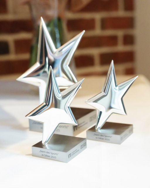 Publikumspreis bei den „Sternen des Sports“ | Jetzt für unsere LSN-Referentin Denise de Vries abstimmen🗳🏆
Der VfL Rastede ist mit dem Projekt „Vom Tauchen zum Schwimmen“ für das Bundesfinale der „Sterne des Sports“nominiert – und unsere LSN-Referentin Denise de Vries wurde vom DOSB zusätzlich für den Publikumspreis vorgeschlagen. 🙌🏼
Denise ist seit fünf Jahren Referentin beim LSN und unterstützt uns tatkräftig im Bereich Aus- und Fortbildung. Seit über 30 Jahren engagiert sie sich außerdem ehrenamtlich im VfL Rastede und ist dort Projektleiterin des ausgezeichneten Projekts zur schwimmerischen Früherziehung.
🗳 Jetzt zählt eure Stimme:
Ab heute könnt ihr online für den Publikumspreis abstimmen!
📺 Die nominierten Projekte werden vom 13. bis 15. Januar im ARD Morgenmagazin vorgestellt – am 16. Januar folgt eine gemeinsame Zusammenfassung.
👉 Alle Infos zur Abstimmung findet ihr auf unserer Homepage. In unserer Story kommt ihr zudem direkt zur Abstimmung!
Wir sind stolz auf diese Nominierung und drücken Denise fest die Daumen!
#lsn #landesschwimmverbandniedersachsen #niedersachen #sternedessports #vflrastede #schwimmenlernen #ehrenamt #publikumspreis #volksbankenraiffeisenbanken #dosb