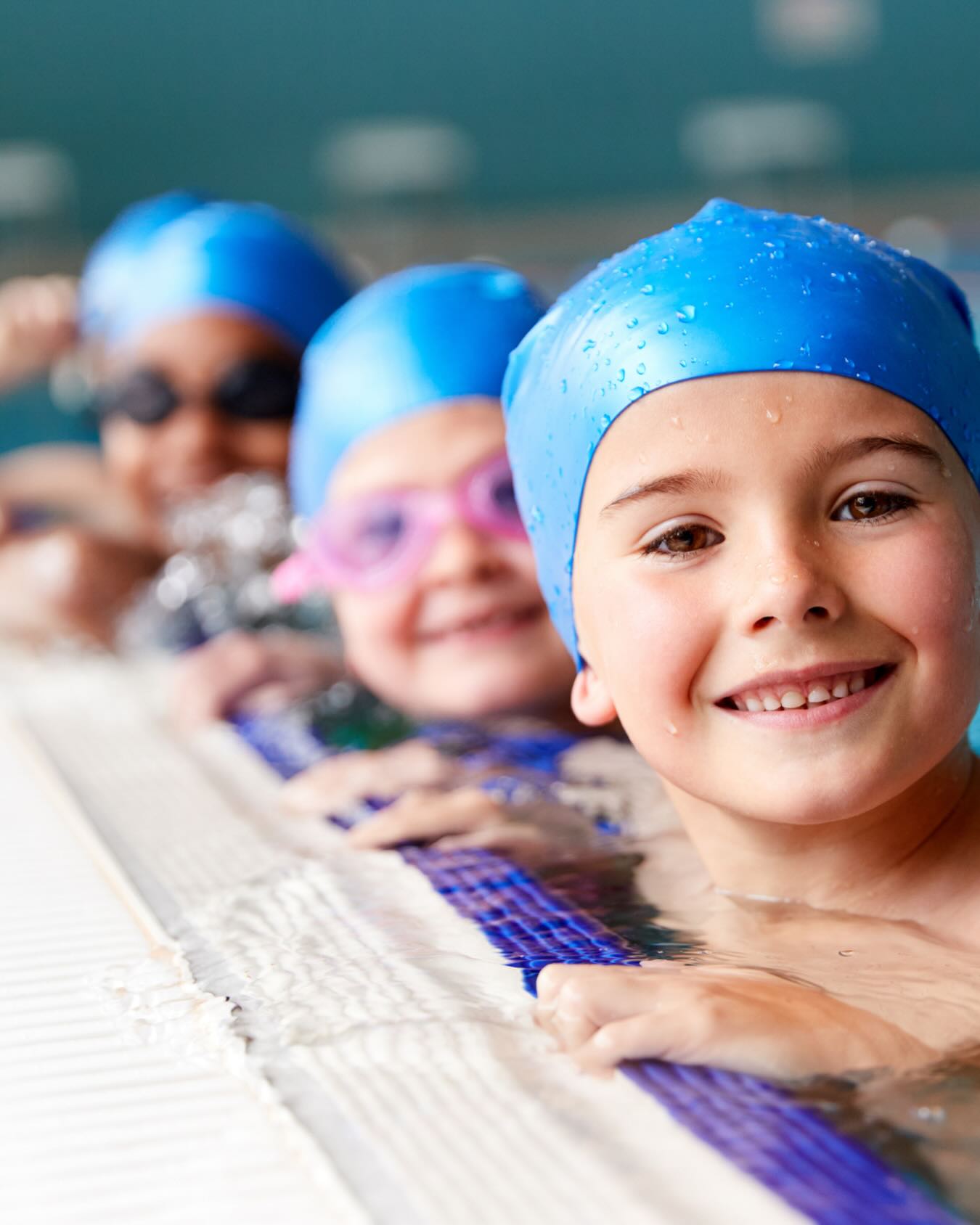Vereine aufgepasst: Seid ihr dabei? 🐠💦
Die Schwimmabzeichentage 2026 stehen vor der Tür! Vom 13. bis 21. Juni heißt es wieder: Schwimmabzeichen ablegen und Schwimmenlernen sichtbar machen!
Bereits letztes Jahr hat die bundesweite Aktion ein beeindruckendes Zeichen gesetzt – über 16.500 bestandene Prüfungen deutschlandweit! Dieses Jahr können eure Vereine erneut mitmachen, der steigenden Zahl an Nichtschwimmer:innen entgegenwirken und Kinder, Jugendliche sowie Erwachsene fit für die Sommersaison machen.
📅 13. – 21. Juni 2026
🏊 Kinder, Jugendliche & Erwachsene
📍 Vereine in Niedersachsen & deutschlandweit
🎯 Sicherheit im Wasser, Schwimmen lernen & natürlich ganz viele Schwimmabzeichen sammeln!
👉🏼Jetzt anmelden & teilnehmen: Infos über unsere Homepage oder direkt beim @deutscher_schwimm_verband_
#lsn #schwimmabzeichentage2026 #schwimmenlernen #schwimmabzeichen #schwimmenrettetleben