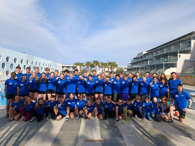 LSN-Grüße aus dem Trainingslager 👋🏻 

Für unsere LSN-Kadersportler:innen und Trainer:innen des Landesstützpunktes Hannover ging es letzten Sonntag ins Trainingslager nach Kreta. Die ersten vier Kadergruppen nutzen dort aktuell die optimalen Bedingungen, um fleißig zu trainieren und sich auf die nächsten Wettkämpfe vorzubereiten.

Egal ob in der Heimat oder im Trainingslager – wir wünschen allen niedersächsischen Vereinen, LSN-Athlet:innen und Trainer:innen eine intensive Vorbereitung und natürlich auch ein bisschen Sonne zwischen den Trainingseinheiten!☀️Habt schöne Osterferien!

📸 Ihr seid auch im Trainingslager unterwegs? Schickt uns gerne eure Eindrücke (gerne auch kurze Videos) aus dem Ostertrainingslager – wir teilen sie auf unseren Kanälen!

📩 presse@landesschwimmverband-niedersachsen.de 

#lsn #trainingslager #leistungssport #schwimmen