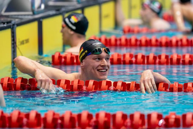 Deutsche Meisterschaften | Vier Tage Vollgas in Berlin🇩🇪🏊‍♂️

Vergangene Woche stand wieder einmal das nationale Saisonhighlight unserer Schwimmer:innen an. Insgesamt 63 LSN-Aktive aus 20 Vereinen gingen für Niedersachsen an den Start und sorgten für viele Bestzeiten, Finals und Medaillen.💥

Medaillen-Highlights aus Berlin:

🥇 Sven Schwarz unterbot als Vorlaufschnellster über 400m Freistil in 3:46,52 die EM-Norm, verzichtete anschließend jedoch mit Blick auf seine weiteren Starts auf das Finale. Zudem kraulte der LSN-Athlet in einem spannenden Duell zu Gold über 800m Freistil und knackte auch hier die EM-Norm (7:41,14). Auch über die längste Freistildistanz war Sven nicht zu schlagen und dominierte souverän das DM-Finale (14:42,32).

🥈 Martin Wrede gewann in starken 22,18 Sekunden Silber über 50m Freistil, erfüllte damit die U23-Norm und stellte darüber hinaus einen neuen niedersächsischen Landesrekord auf. Lediglich eine Hundertstel an der EM-Norm vorbei!

🥈 Die Frauen von W98 Hannover schwammen über 4x100m Freistil (Alena Gemici, Seike Schlump, Anisa Sabovic & Alina Meyer) in 3:55,07 zur Silbermedaille und wurden somit Deutsche Vizemeisterinnen. 

✨Ein schöner Moment abseits des Beckens: Holger Timmermann wurde vom DSV verabschiedet. Viele Jahre unterstützte er das DSV-Schiedsgericht, bleibt dem LSN allerdings weiterhin erhalten. Danke für deinen Einsatz!

Herzlichen Glückwunsch an alle LSN-Aktiven & weiter so!!!

👉🏼Noch mehr Highlights findet ihr in unseren ausführlichen Berichten auf der LSN-Homepage!

📸 @patrickwallbaum_fotografie 

#lsn #schwimmen #niedersachen #dmschwimmen