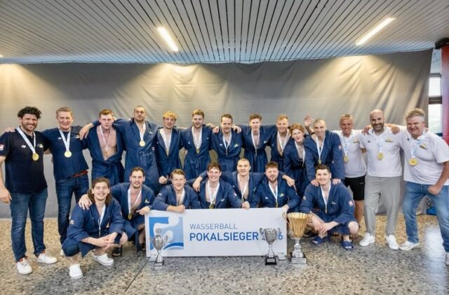 DSV-Pokal 2026 | 2 x Podium für unsere LSN-Vereine 🏆🤽🏼‍♂️

Gold und Bronze gehen nach Hannover! Beim DSV-Pokal in Berlin sorgten unsere niedersächsischen Wasserball-Teams für ein erfolgreiches Wochenende auf nationaler Bühne. 💥

🥇 @waspo98hannover sicherte sich mit einem 14:11-Erfolg gegen Duisburg erneut den Pokalsieg. Für Waspo ist es bereits der achte Pokalsieg in den vergangenen zehn Jahren. Gleichzeitig  bleibt das Team damit seit September 2024 ungeschlagen.

🥉 Auch die @whitesharkshannover überzeugten beim Finalturnier und sicherten sich nach einem 13:11 gegen den Duisburger SV 1898 im kleinen Finale die Bronzemedaille.

Herzlichen Glückwunsch an beide Teams! Wir sind super stolz & freuen uns sehr für euch!

📸 @saseseifert 

#lsn #landesschwimmverbandniedersachsen #wasserball #dsvpokal