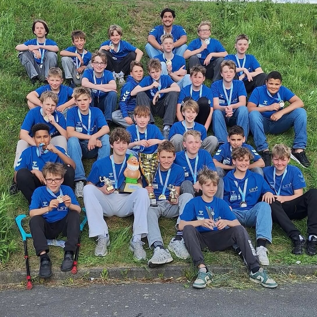 Zwergenpokal-Sieger 2026 🏆

Unsere LSN-U13-Auswahl konnte beim traditionsreichen Zwergenpokal Mitte Juni in Chemnitz wieder einmal den Pokalsieg nach Niedersachsen holen!🥇

Im Viertelfinale setzte sich die Auswahl mit 7:4 gegen den Bezirk Ruhrgebiet durch und zog souverän in die nächste Runde ein. Dort folgte im Halbfinale ein überzeugender 10:6-Erfolg gegen den Landesverband Sachsen. Im Finale gegen den LSV Berlin entwickelte sich ein spannendes Duell, das unsere Mannschaft mit 14:12 für sich entscheiden konnte – und damit den Turniersieg perfekt machte. 

Unsere Auswahl setzte sich dabei aus Spielern der @whitesharkshannover @hellashildesheim & @sv_georgsmarienhuette zusammen.

Auch die zweite niedersächsische Mannschaft zeigte eine starke Entwicklung über das Turnier hinweg und erreichte in der B-Hauptrunde der Platzierungsrunde einen sehr guten 3. Platz. Das Team bestand aus Spielern der @whitesharkshannover @spvglaatzen , des SV Wolfenbüttel & @scneptuncuxhaven 💪

Klasse Leistungen, herzlichen Glückwunsch euch allen!

📲Wer alles beim Sichtungsturnier dabei war, erfahrt ihr auf unserer Homepage. Hier findet ihr einen Bericht mit allen weiteren Infos!

#lsn #wasserball #zwergenpokal #teamlsn #nachwuchs