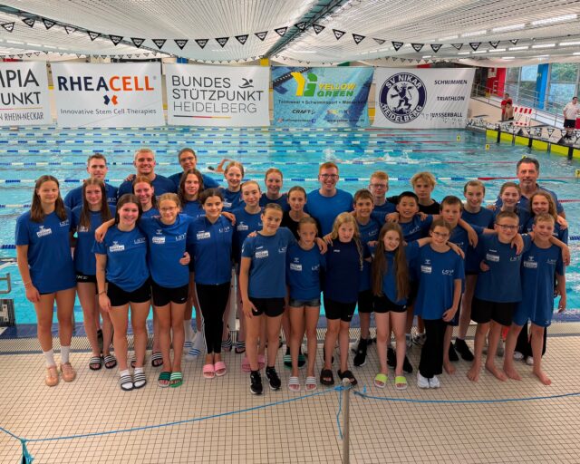 Saisonabschluss in Heidelberg & Eindhoven 🏊
Zum Abschluss der Wettkampfsaison waren einige LSN-Aktive noch einmal an mehreren Standorten im Einsatz. Während die LSN-Auswahl bei den Nikar Open in Heidelberg den letzten Wettkampf der Saison bestritt, ging es für zwei niedersächsische Athleten bei den European Swimming Trials in Eindhoven auf die internationale Bühne.
📍 Heidelberg | Nikar Open:
Bei den Nikar Open in Heidelberg ging es für knapp 20 LSN-Athlet:innen ein letztes Mal in dieser Saison an den Start. Gemeinsam rundeten die Landes- und Verbandskaderaktiven eine tolle Wettkampfsaision erfolgreich ab.
Mit dabei waren auch unsere Landestrainer:innen Yana Guliyeva, Emil Guliyev und Marc Wewstedt, die das Team durch das Wettkampfwochenende begleiteten.
📍 Eindhoven | European Swimming Trials:
Parallel dazu waren bei dem Niederländischen Qualifikationsmeet in Eindhoven zwei niedersächsische Schwimmer vertreten. Fabio Berendes wurde vom DSV für die U21-Nachwuchsauswahl nominiert und sammelte gemeinsam mit dem sechzehnköpfigen deutschen Team wertvolle internationale Wettkampferfahrung.
Auch Daniel Olenberg vom VfL Osnabrück war in Eindhoven am Start und rundete seine erfolgreiche Saison auf internationaler Bühne ab. Die European Swimming Trials dienten gleichzeitig als Qualifikationswettkampf für die niederländischen Europameisterschaften und boten ein stark besetztes internationales Teilnehmer:innenfeld.
Für viele heißt es jetzt Sommerpause! ☀️ Einige unserer LSN-Aktiven blicken jedoch bereits auf die kommenden internationalen Saisonhöhepunkte.
#lsn #landesschwimmverbandniedersachsen #niedersachen #schwimmen #europeantrials