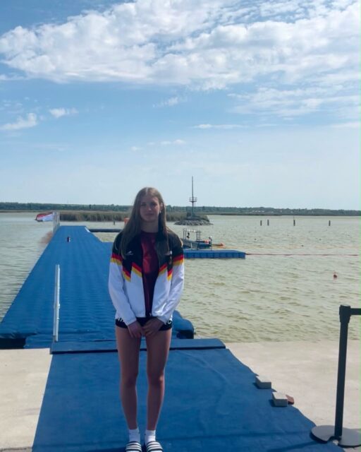 Tekla Kaminska bei den Junioren-Europameisterschaften im Freiwasser🏊🏼♀️
Während bei den Finals in Hannover Deutschlands beste Schwimmer:innen im Becken um Medaillen kämpften, stand für die besten Freiwasser-Nachwuchsathlet:innen Europas ein weiteres Saisonhighlight auf dem Programm: die JEM im ungarische Sukoró!🤩
Mit dabei im 27-köpfigen deutschen Team war auch Tekla Kaminska (2010) aus Niedersachsen. Bereits zum zweiten Mal nach 2025 wurde die 16-Jährige für die Junioren-Europameisterschaften nominiert und durfte Deutschland erneut auf internationaler Ebene vertreten.
Tekla ging im 3 km Knockout Sprint an den Start. In der ersten 1,5 km Runde qualifizierte sie sich erfolgreich für die Zwischenrunde über 1 km. Dort belegte sie in einer Zeit von 11:47,83min einen tollen siebten Platz. Lediglich drei Zehntel fehlten der LSN-Athletin für den Einzug in das abschließende 500m-Finale.
Herzlichen Glückwunsch, Tekla! 👏🏼
Jetzt heißt es: durchatmen, erholen & die Sommerpause genießen!
#lsn #landesschwimmverbandniedersachsen #niedersachen #jemfreiwasser #schwimmen