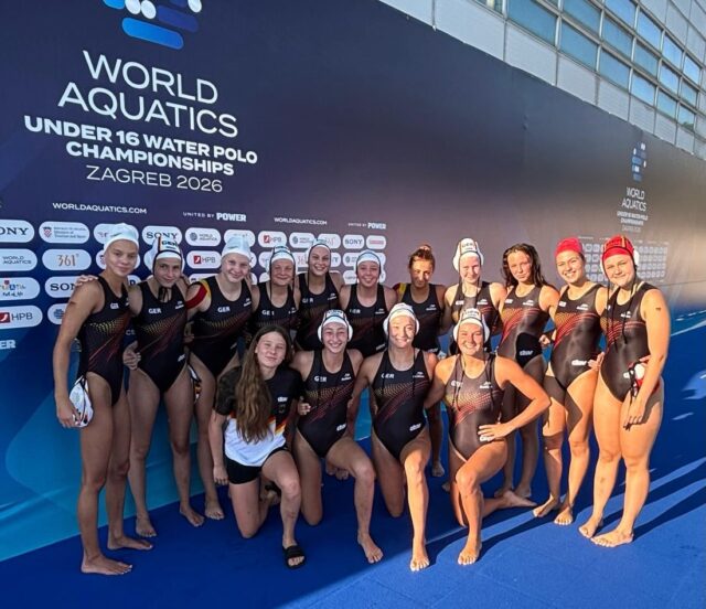 U16-WM-Premiere für unsere LSN-Athletin Emmi🇩🇪🌍
Eine spannende und besondere Woche liegt hinter der niedersächsischen Nachwuchsathletin Emmi Küßner…
Bei der U16-Wasserball-WM in in der kroatischen Hauptstadt vertrat die Spielerin des Wolfenbütteler SV als einzige Niedersächsin die deutsche Nationalmannschaft und sammelte hier einige Erfahrungen auf der internationalen Bühne.
Eins von vielen Highlights in Zagreb war der Comeback-Sieg gegen Brasilien, bei dem die Wasserballerin mit vier Treffern glänzte und anschließend als „Spielerin des Tages“ ausgezeichnet wurde.🔥
Die DSV-Auswahl beendete die bislang größte U16-Wasserball-Weltmeisterschaft mit 24 Nationen auf Platz 18. Herzlichen Glückwunsch! Wir freuen uns auf alles, was noch kommt!
ℹ️Mehr zur U16-WM und den Spielergebnissen findet ihr auf unserer Homepage.
#lsn #worldchampionships #worldaquatics #waterpolo #zagreb2026