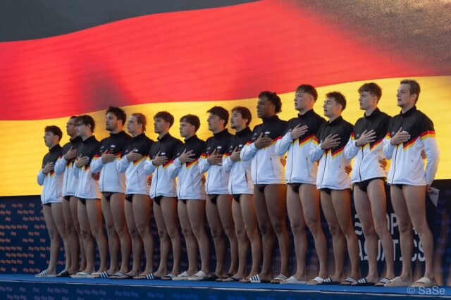 Top 8 Europas | U20-EM 🇩🇪🤽🏼‍♂️

Eine intensive Turnierwoche liegt hinter der deutschen U20-Wasserballnationalmannschaft…

Mit Eric Heinrich, Fynn Janke, Aleksandar Mityska und Noel Palata gingen bei der U20-EM in Varna gleich vier LSN-Athleten für Deutschland an den Start. Am Ende sicherte sich die DSV-Auswahl der Jahrgänge 2006 und jünger einen super achten Platz!🔥

Herzlichen Glückwunsch an unsere vier Niedersachsen und das gesamte Team! Wir sind stolz auf euch! 

👉🏼 Den ausführlichen Rückblick auf die U20-EM findet ihr auf unserer Homepage.

📸 @saseseifert 

#lsn #landesschwimmverbandniedersachsen #varna2026 #waterpolo #teamdeutschland