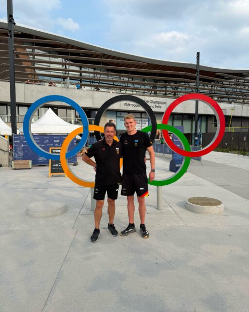 EM-Silber als krönender Saisonabschluss🥈🇫🇷
Mit einer intensiven EM-Woche in Paris geht für unseren LSN-Athleten Sven Schwarz eine erfolgreiche Saison zu Ende. Dabei sorgte der 24-Jährige gleich zu Beginn für das Highlight: EM-Silber über 800m Freistil und damit erneut Edelmetall auf der internationalen Bühne. 🔥
Auch über die 1500m und 400m Freistil war Sven schnell unterwegs. Über die längste Strecke schwamm er in 14:52,16 die fünftschnellste Vorlaufzeit. Aufgrund der Nationenregel, nach der sich pro Strecke maximal zwei Athlet:innen einer Nation für das Finale qualifizieren können, reichte es als drittschnellster Deutscher jedoch leider nicht für den Finaleinzug.
Über die 400m verpasste er das Finale als Neuntplatzierter in einem engen Feld ebenfalls nur ganz knapp (3:46,68).
Was für eine spannende Woche, wir sind sehr stolz & gratulieren dem Hannoveraner zu seinem weltklasse Leistungen.
Ein besonderer Glückwunsch geht auch an seinen Trainer und LSN-Landestrainer Emil Guliyev, der Sven seit vielen Jahren auf seinem sportlichen Weg begleitet! Herzlichen Glückwunsch euch beiden!
👉🏼Alle Berichte und ausführlichen EM-Ergebnisse findet ihr auf unserer Homepage.
#lsn #paris2026 #europaris #europaris2026 #teamdeutschland