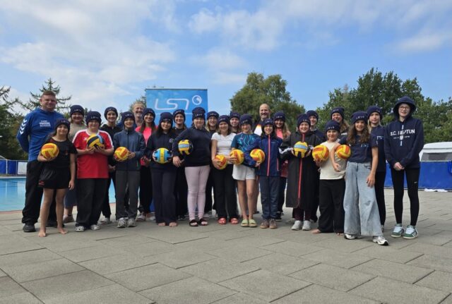 Wasserball-Nachwuchs trifft sich in Cuxhaven🤽‍♀️

Beim mittlerweile dritten LSN-Wasserball-Camp der weiblichen U14 kamen vom 28. bis 30. August 21 Nachwuchsspielerinnen aus sechs Vereinen in Cuxhaven zusammen.

Gemeinsam mit U14-Trainer des DSV Arndt Rau, Udo Kattenberg und Jens Liedtke wurde trainiert, an der Technik und Taktik gearbeitet und natürlich auch gemeinsam gezeltet. ⛺

Danke an alle Trainer und Beteiligten für das tolle Wochenende in Cuxhaven! 🤩

📲 Den gesamten Bericht findet ihr auf unserer Homepage.

#lsn #landesschwimmverbandniedersachsen #niedersachen #wasserball #nachwuchsarbeit