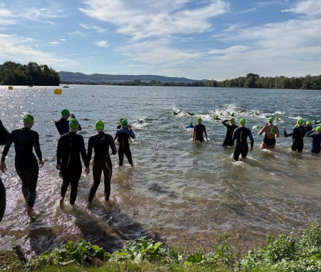 Landesfreiwassermeisterschaften in Northeim 🌊
Zum Ende des Sommers ging es für Niedersachsens Freiwasserschwimmer:innen noch einmal auf die lange Strecke. Bei den Landesfreiwassermeisterschaften am vergangenen Wochenende an der Northeimer Seenplatte standen die 2,5km, 5km und 3 x 1.250m Staffel auf dem Programm.
Mit 184 Einzel- und 39 Staffelmeldungen war auch in diesem Jahr einiges los im Northeimer Kiessee.
Herzlichen Glückwunsch an alle Teilnehmenden zu ihren Leistungen und ein großes Dankeschön an die Wasserfreunde Northeim, die DLRG und alle Helfer:innen für die Ausrichtung!👏🏼
ℹ️ Einen ausführlichen Bericht, Bilder und weitere Eindrücke findet ihr auf unserer Homepage.
#lsn #landesschwimmverbandniedersachsen #niedersachen #freiwasser #schwimmen